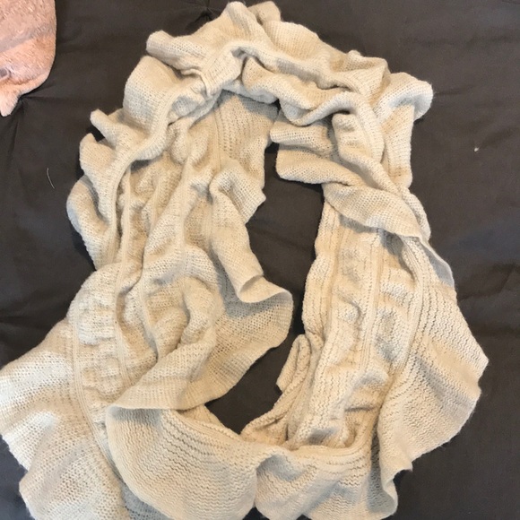 Set of two beautiful wrap scarves! - Picture 3 of 4